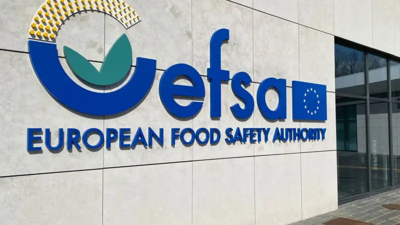Fachada de la Autoridad Europea de Seguridad Alimentaria EFSA, organismo que publica el informe 2024 sobre residuos de pesticidas en alimentos.